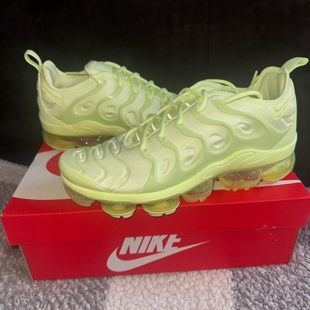 Nike Air VaporMax Plus in Barely Volt